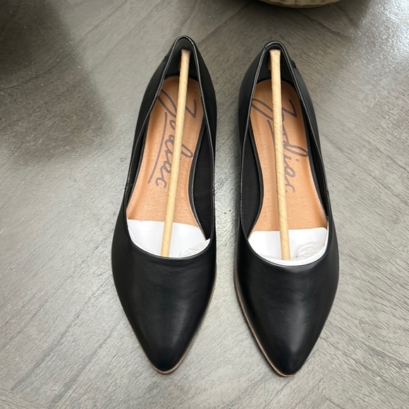 ZODIAC Women's Hill Pointed Toe Flats - Picture 4 of 10